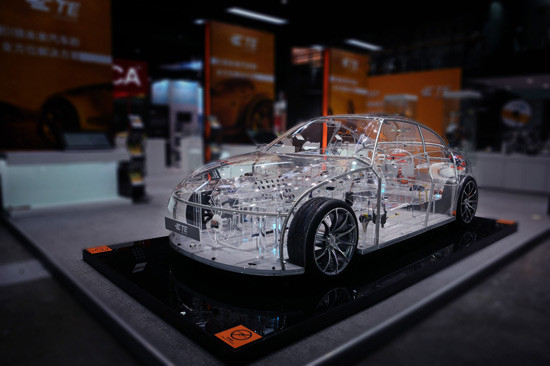 TE酷炫透明车展示汽车连接和传感解决方案